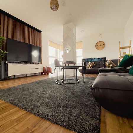 Manchester'S Luxurious 2-Bed Haven With Balcony - Canal Views & Proximity To Manchester United 外观 照片