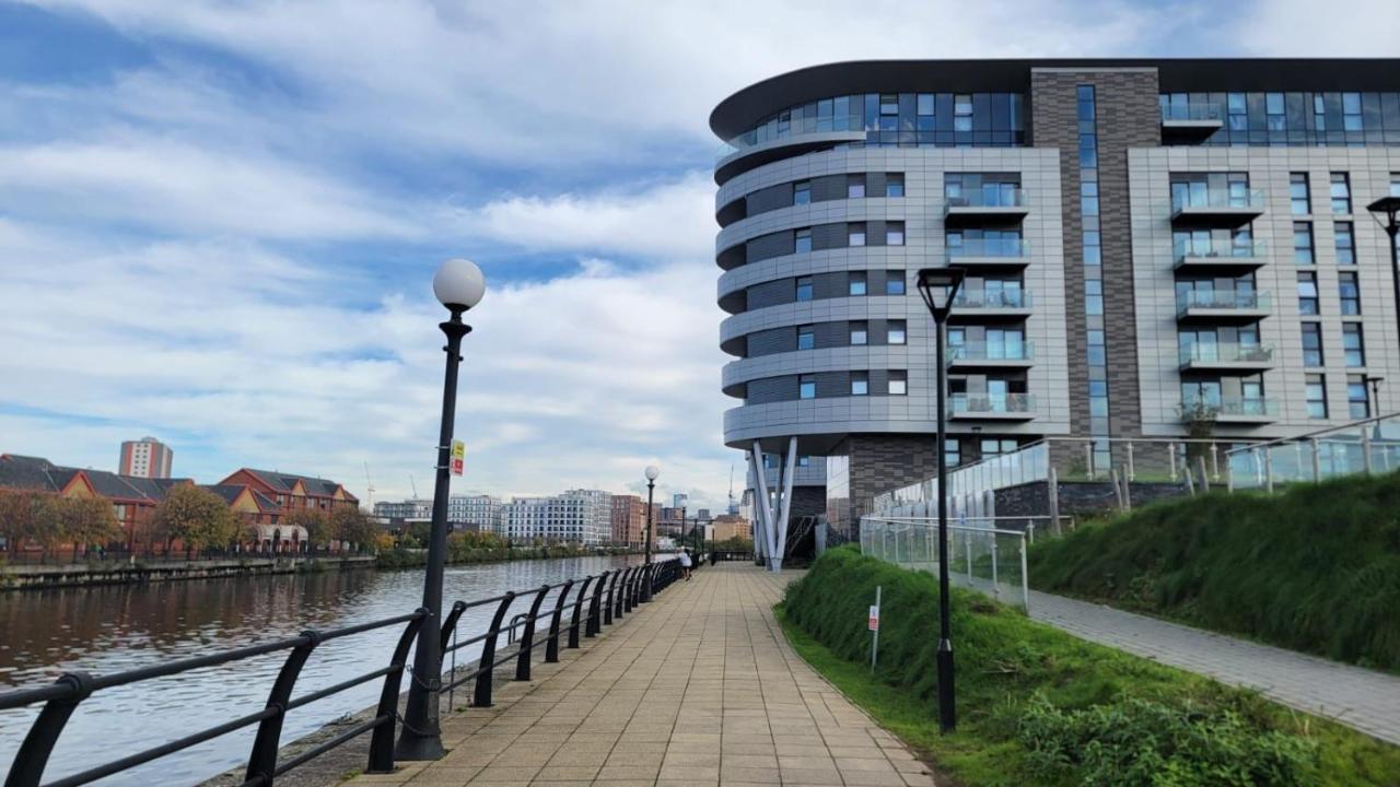 Manchester'S Luxurious 2-Bed Haven With Balcony - Canal Views & Proximity To Manchester United 外观 照片