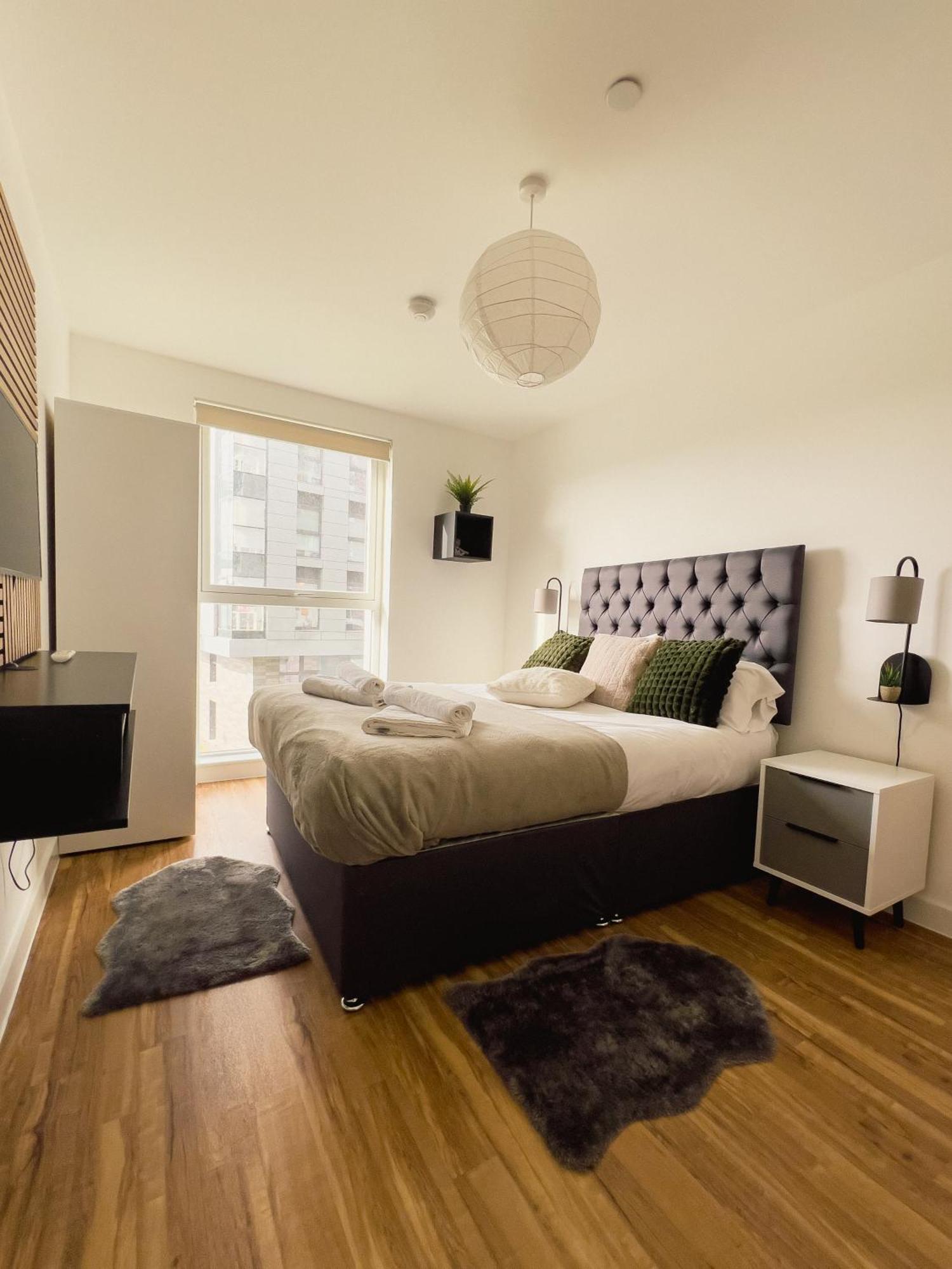 Manchester'S Luxurious 2-Bed Haven With Balcony - Canal Views & Proximity To Manchester United 外观 照片