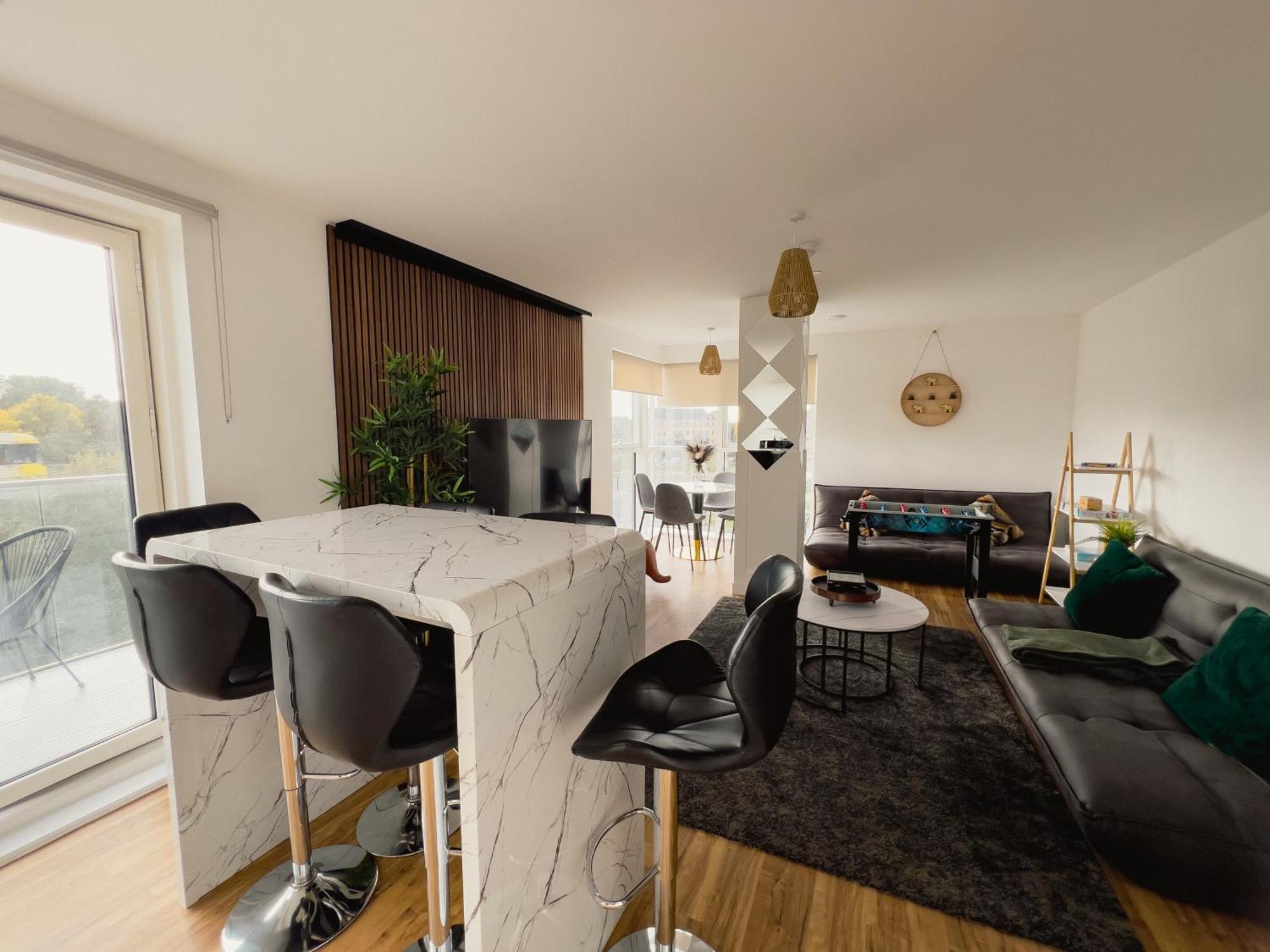 Manchester'S Luxurious 2-Bed Haven With Balcony - Canal Views & Proximity To Manchester United 外观 照片