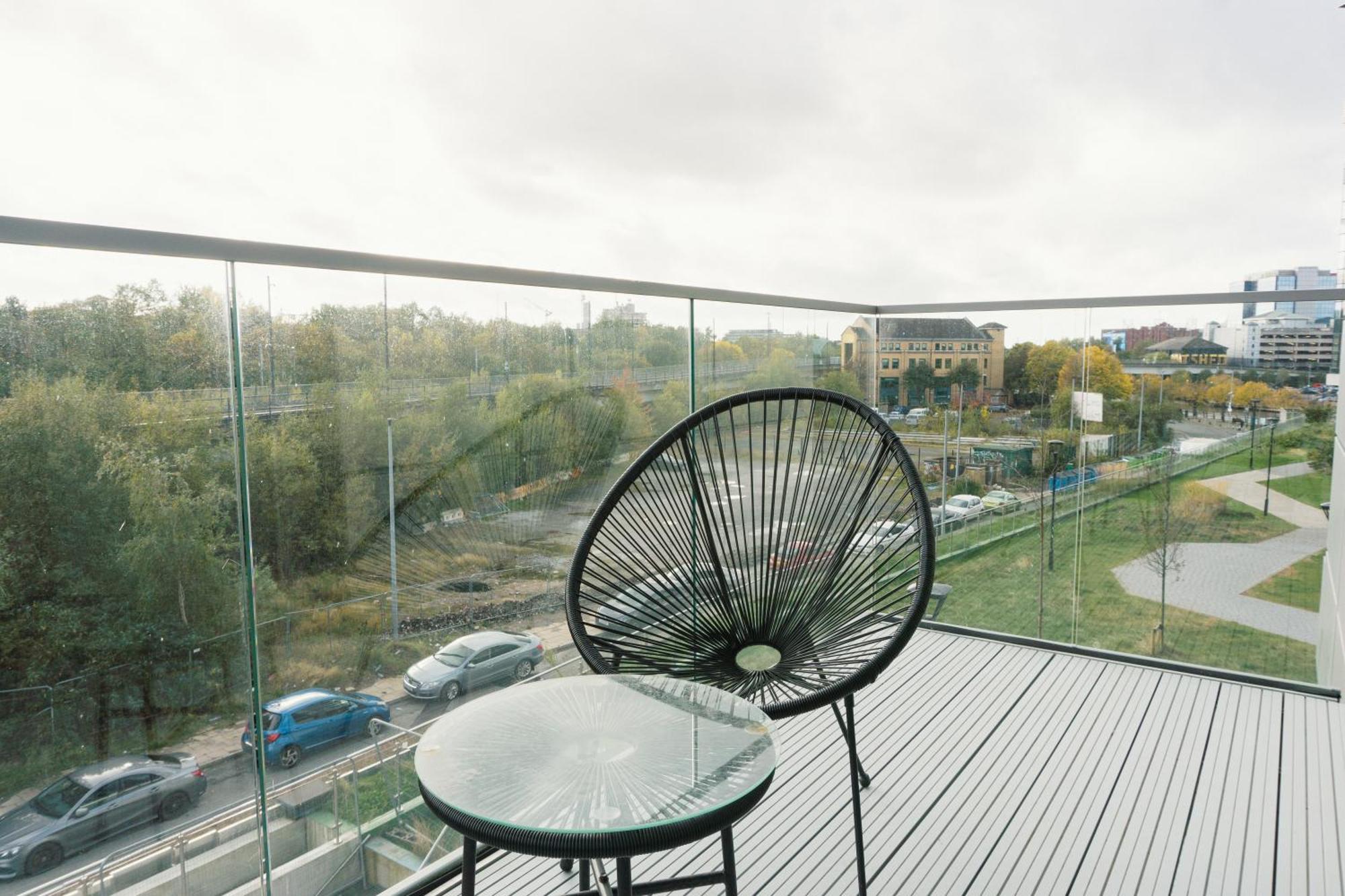 Manchester'S Luxurious 2-Bed Haven With Balcony - Canal Views & Proximity To Manchester United 外观 照片