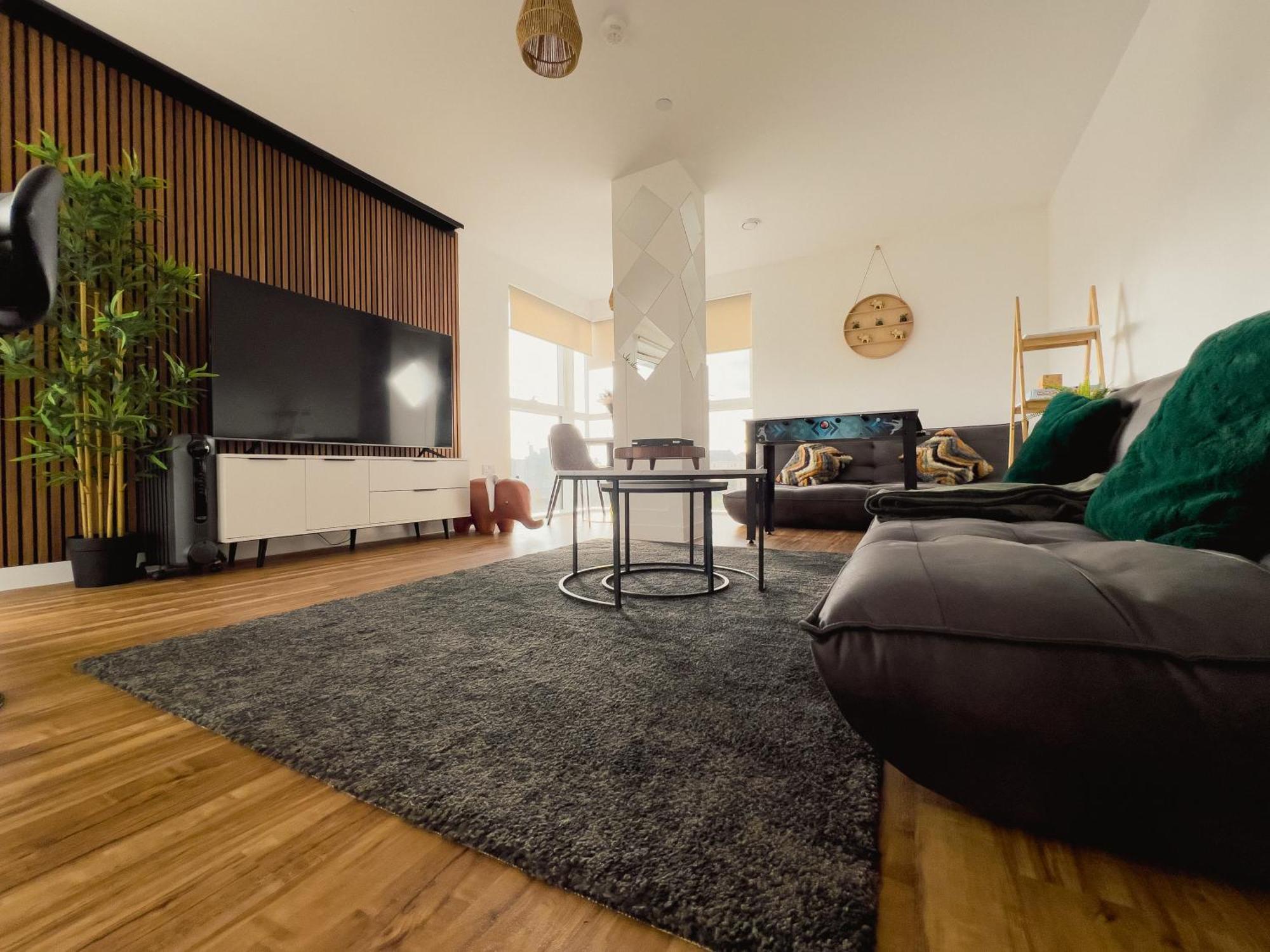 Manchester'S Luxurious 2-Bed Haven With Balcony - Canal Views & Proximity To Manchester United 外观 照片